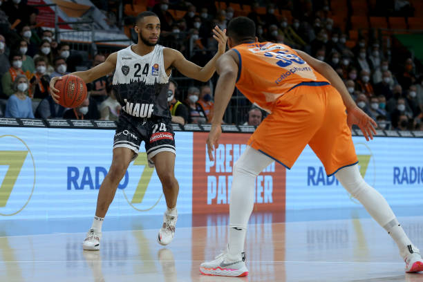 头球破门成 头球破门成